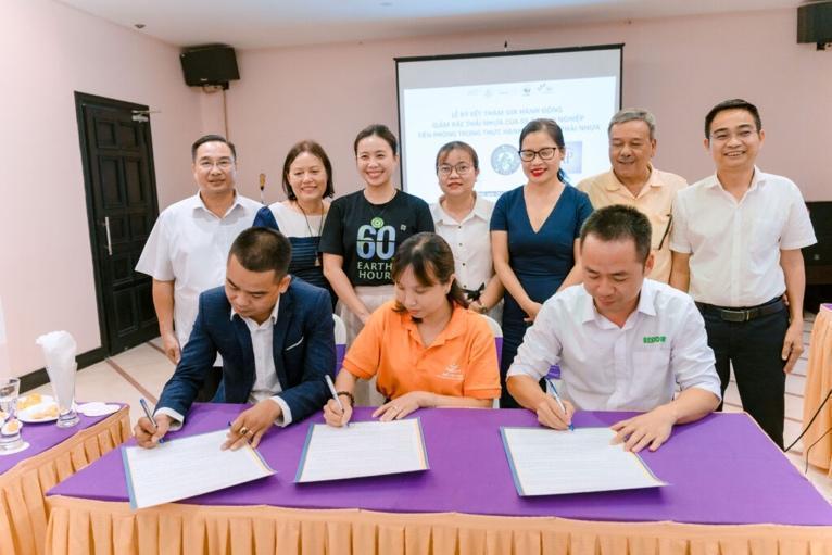 A group of people signing papers

AI-generated content may be incorrect.